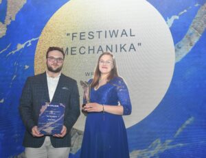 Laureaci Plebiscytu "Szafirowe Smoki" odbierają nagrody