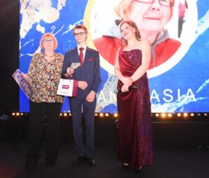 Laureaci Plebiscytu "Szafirowe Smoki" odbierają nagrody