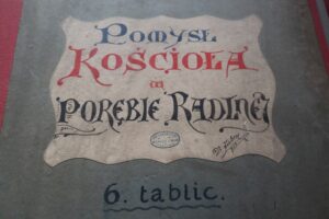 okładka z oryginalnego projektu architektonicznego „Pomysł kościoła w Porębie Radlnej” autorstwa Jana S. Zubrzyckiego z 1903 r
