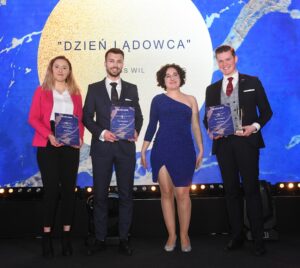 Laureaci Plebiscytu "Szafirowe Smoki" odbierają nagrody