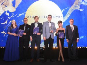Laureaci Plebiscytu "Szafirowe Smoki" odbierają nagrody