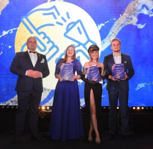 Laureaci Plebiscytu "Szafirowe Smoki" odbierają nagrody