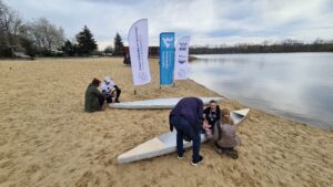 Dziennikarze rozmawiają ze studentami zaangażowanymi w projekt betonowych kajaków