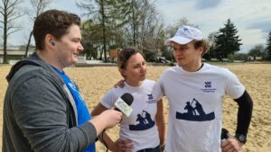 Dziennikarz Radia Nowiniki rozmawia ze studentami z KN Footprint