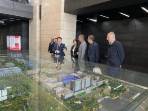 Delegacja z PK ogląda makietę kampusu w Tianjin Chengijan University
