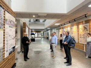 Delegaci z PK słuchają oprowadzającego ich po kampusie pracownika Tianjin Chengijan University