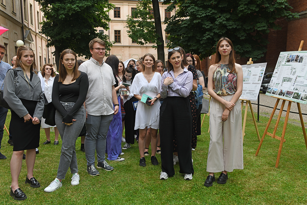 Studenci architektury krajobrazu PK z troską o zabytkową przestrzeń Krakowa