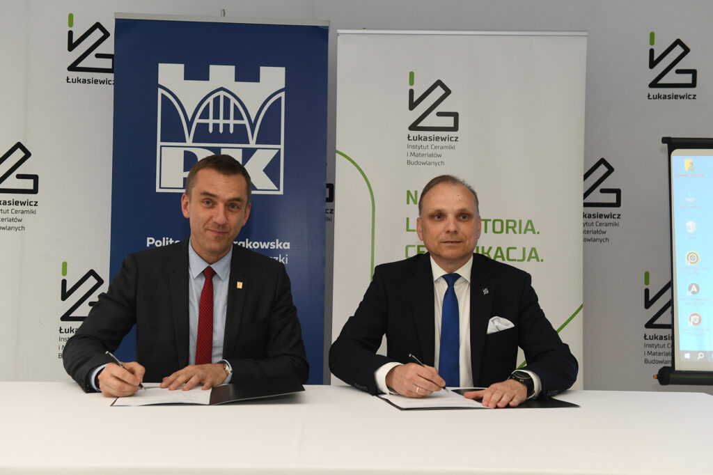 Rektor Andrzej Szarata i dyrektor Paweł Pichniarczyk podpisują umowę
