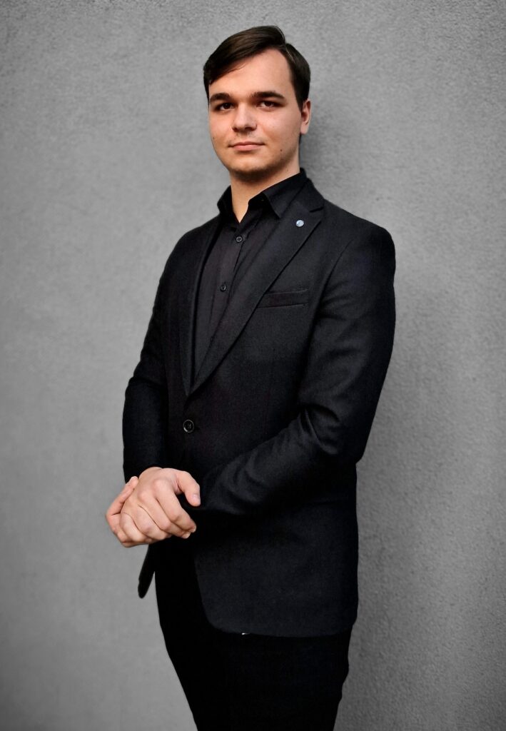 Maciej Gibas pozuje do zdjęcia