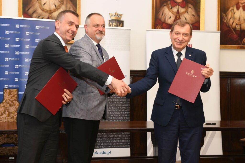 Rektorzy trzech uczelni pozują do zdjęcia. Trzymają się za ręce w geście jedności. Od lewej: rektor PK prof. Andrzej Szarata, rektor UR prof. Sylwester Tabor oraz rektor AGH prof. Jerzy Lis 