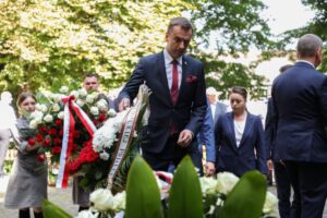 Rektor składa wieniec z kwiatów.