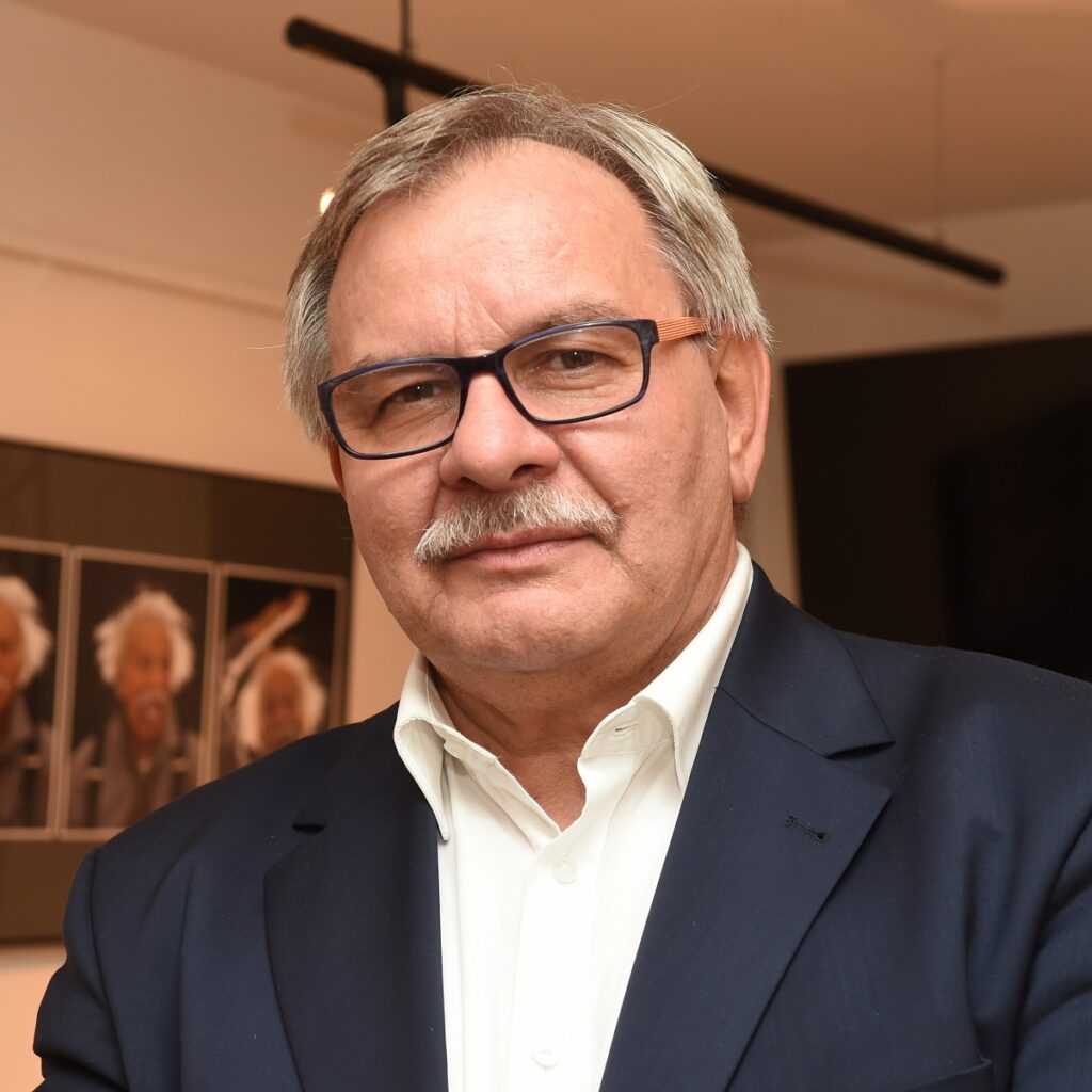 Zbigniewa Latała na zdjęciu portretowym