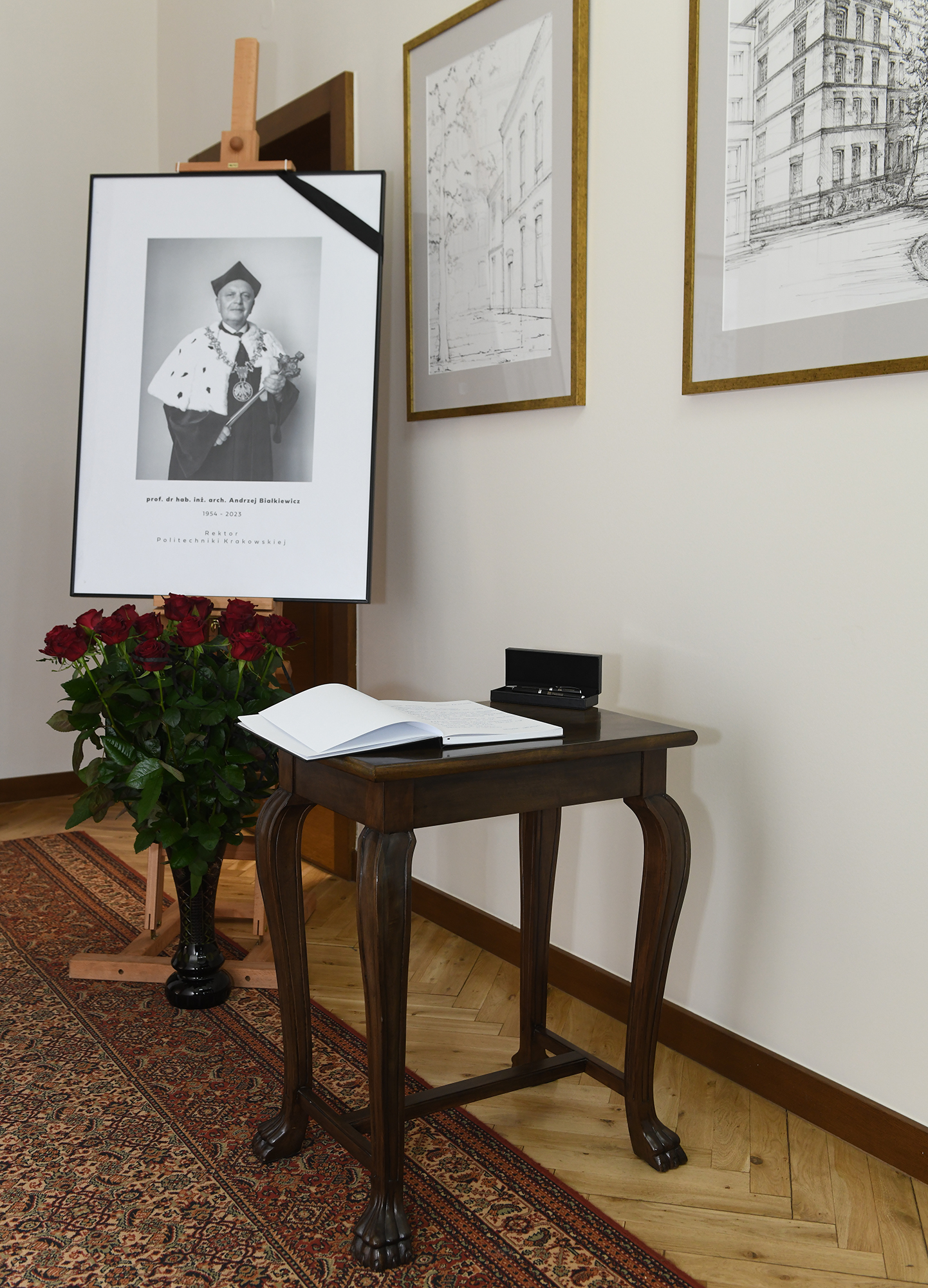 Księga kondolencyjna wyłożona w rektoracie w budynku głównym PK