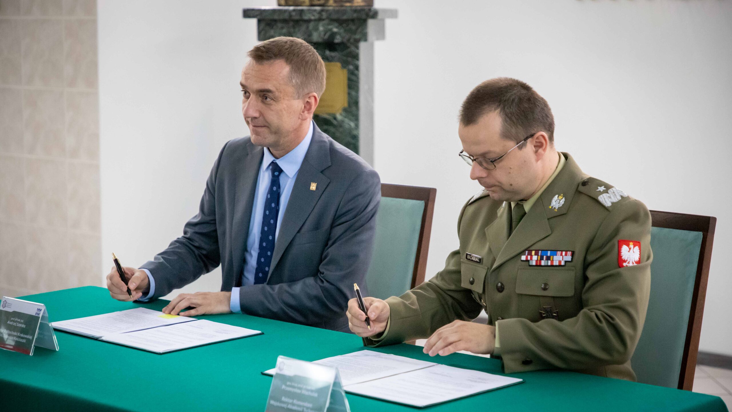 Rektor Politechniki Krakowskiej profesor Andrzej Szarata i Rektor-Komendant WAT generał bryg. profesor Przemysław Wachulak podpisują umowę.