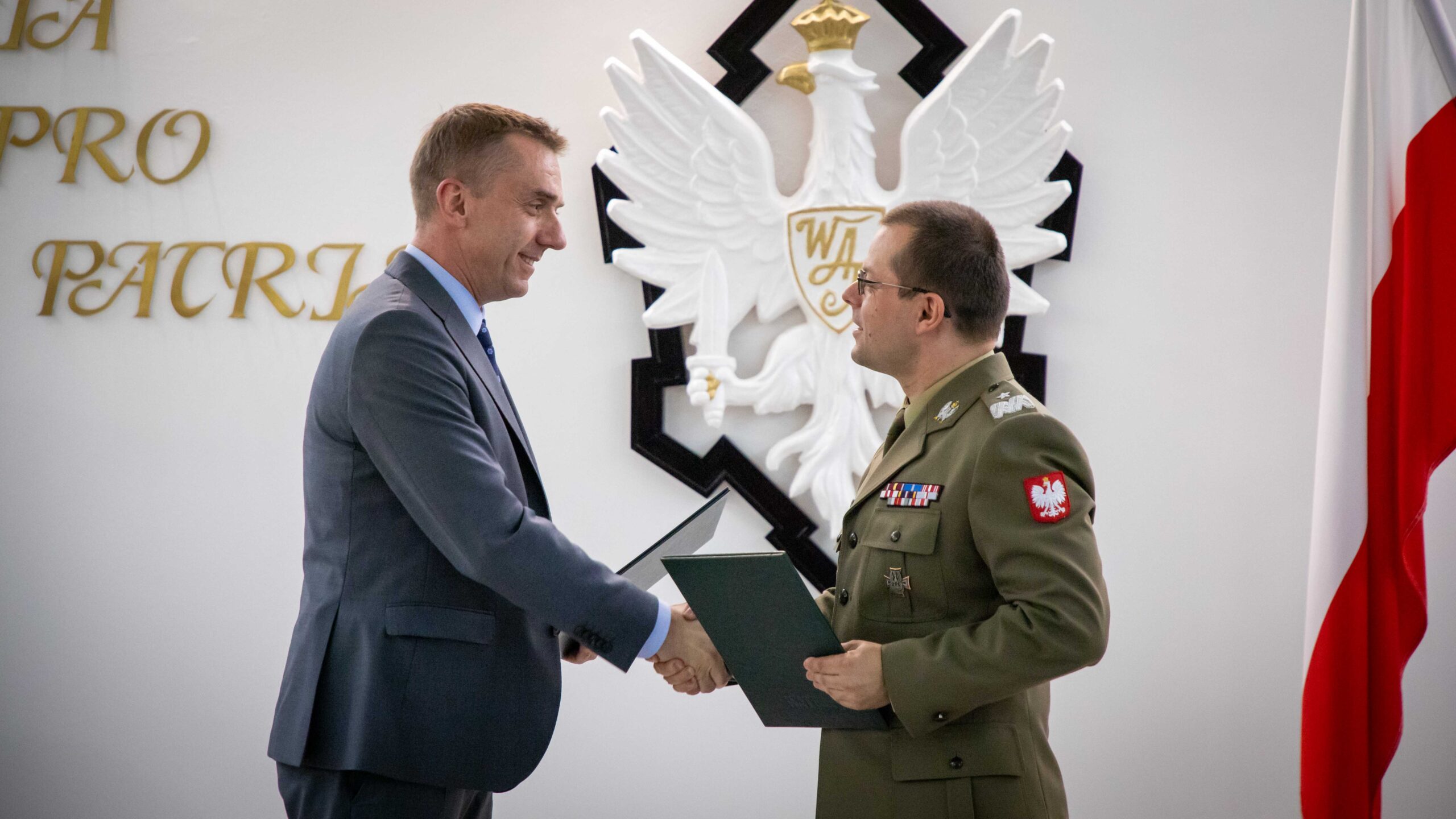 Rektor Politechniki Krakowskiej profesor Andrzej Szarata i Rektor-Komendant WAT generał bryg. profesor Przemysław Wachulak wymieniają uścisk dłoni