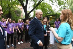 Uczestnicy Adapciaka w pawilonie "Kotłownia" - spotkanie z rektorem i prorektorem do spraw studenckich