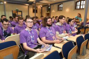 Uczestnicy Adapciaka w pawilonie "Kotłownia" - spotkanie z rektorem i prorektorem do spraw studenckich