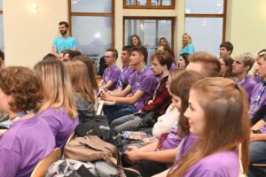 Uczestnicy Adapciaka w pawilonie "Kotłownia" - spotkanie z rektorem i prorektorem do spraw studenckich