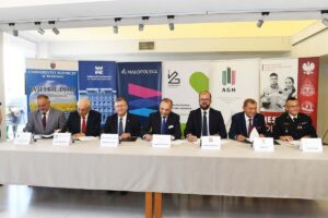 Przedstawiciele różnych instytucji, wśród nich prof. Andrzej Białkiewicz, podpisują list intencyjny dot. współpracy w ramach Centrum Bezpieczeństwa Pożarowego i Akustyki
