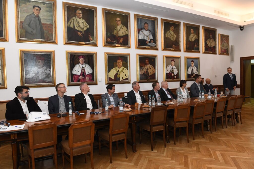 Uczestnicy konferencji siedzą przy stole