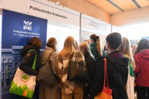 Krakowski Salon Maturzystów - uczniowie przy stoisku PK