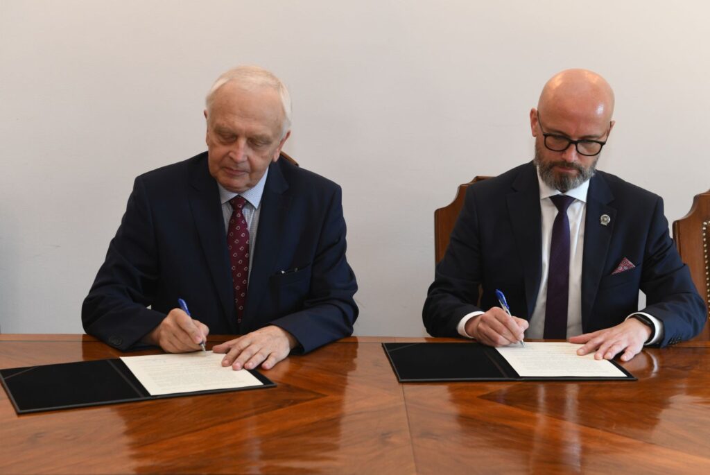 Na zdjęciu rektor PK prof. Andrzej Białkiewicz i szef CBA Andrzej Stróżny 