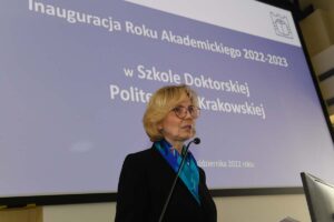 Inauguracja roku akademickiego 2022/23 w Szkole Doktorskiej. Przemawia dyrektor SD PK prof. Małgorzata Cimochowicz-Rybicka