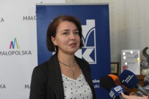 Profesor Lucyna Domagała, prodziekan Wydziału Inżynierii Lądowej, udziela wywiadu