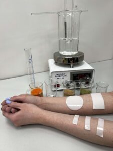 opatrunki hydrożelowe opracowane przez studentów z PK prezentowane na ręce