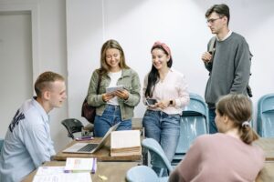Kilkoro uśmiechniętych studentów