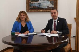 Kamila Kurowska-Gawryś, Dyrektor Generalna SAFEGE S.A.S. Oddział w Polsce oraz prof. dr hab. inż. Andrzej Szarata, rektor Politechniki Krakowskiej podpisują umowę