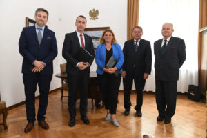 Od lewej: Bartosz Klimczak Dyrektor ds. Rozwoju SAFAGE S.A.S, prof. dr hab. inż. Andrzej Szarata rektor Politechniki Krakowskiej, Kamila Kurowska-Gawryś Dyrektor Generalna SAFEGE S.A.S. Oddział w Polsce, prof. dr hab. inż. Dariusz Bogdał prorektor ds. nauki, dr inż. Jacek Kasz Dyrektor Centrum Transferu Technologii PK