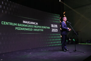 Scena: Rektor Szarata przemawia