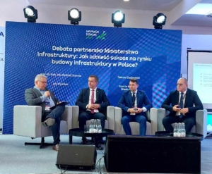 Uczestnicy debaty siedzą w fotelach, od lewej: Marcin Koczyba, prof. Andrzej Szarata, Jan Styliński, Tomasz Żuchowski