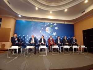 Wszyscy uczestnicy panelu siedzą w fotelach - 7 osób. Pierwszy od lewej prowadzący - prof. Andrzej Szarata
