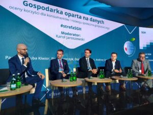 5 osób podczas panelu dyskusyjnego siedzi na fotelach, przed nimi stolik. Drugi od lewej to rektor PK