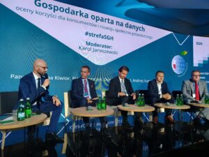 5 osób podczas panelu dyskusyjnego siedzi na fotelach, przed nimi stolik. Drugi od lewej to rektor PK