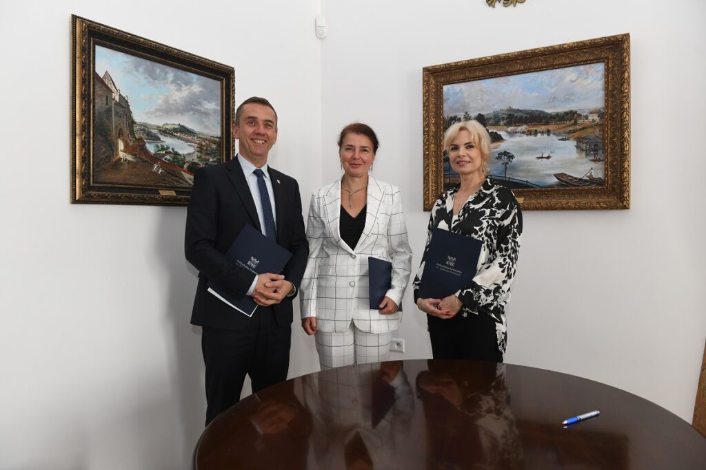 Rektor prof. Andrzej Szarata, dziekan Wydziału Inżynierii Lądowej prof. Lucyna Domagała i dyrektor ZDMK Magdalena Nowak-Obrzut stoją, pozują do zdjęcia