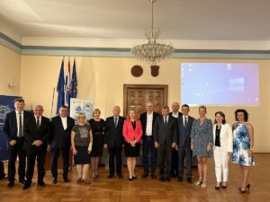 Uczestnicy III Polsko-Chorwackiej Konferencji Rektorów w Zadarze pozują do zdjęcia, szósty od lewej – prorektor PK prof. Jerzy Zając, obok niego kierownik DWM Katarzyna Baron-Lisiakiewicz