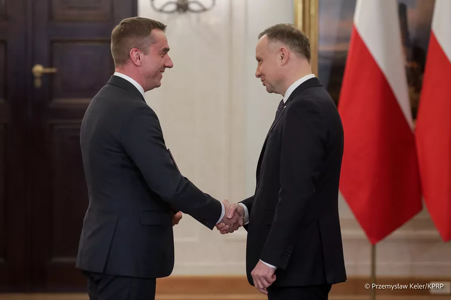 Dziekan WIL prof. Andrzej Szarata odbiera z rąk prezydenta Andrzeja Dudy nominację na członka Rady ds. Szkolnictwa Wyższego, Nauki i Innowacji 