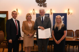Od lewej prof. Andrzej Szarata, dziekan Wydziału Architektury prof. Magdalena Kozień-Woźniak, laureat wpisu Borysław Czarakcziew i Izabela Paluch