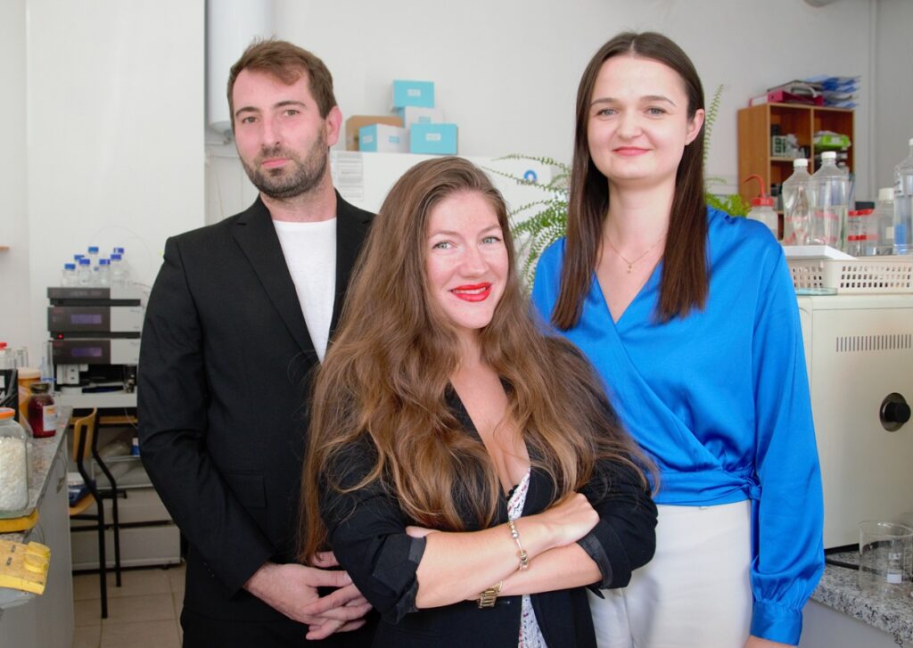 Do zdjęcia pozują na stojąco, od lewej: dr inż. Łukasz Janus, dr inż. Julia Radwan-Pragłowska, mgr inż. Aleksandra Sierakowska. W tle laboratorium