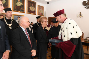 Od lewej: prof. Petar Varbanov, małżonka śp. prof. Jiříego Klemeša, Eva Klemesova, rektor PK prof. Andrzej Szarata, który wręcza wdowie tubę doktorską i dyplom