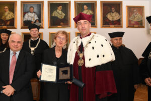 DO zdjęcia pozują od lewej: prof. Petar Varbanov, małżonka śp. prof. Jiříego Klemeša, Eva Klemesova, rektor PK prof. Andrzej Szarata. Żona zmarłego profesora trzyma dyplom