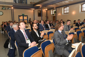 Uczestnicy konferencji siedzą w sali "Kotłowni"
