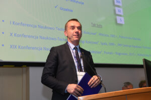 Rektor Szarata przemawia na katedrze