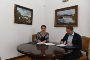 Umowę podpisują przy stole, od lewej: dziekan WIL prof. Lucyna Domagała i prezes Zarządu Unibep SA Dariusz Blocher