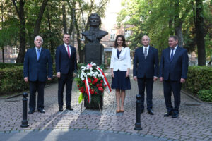 Do zdjęcia pozują przy popiersiu Tadeusza Kościuszki, prorektor Jerzy Zając, rektor Andrzej Szarata, kanclerz Agnieszka Kostecka-Stec, prorektor Tomasz Kapecki i prorektor Dariusz Bogdał