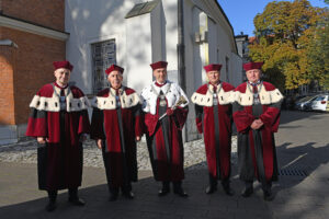 Do zdjęcia w togach pozują od lewej prorektor Marek Bauer, prorektor Jerzy Zając, rektor Andrzej Szarata, który trzyma berło, prorektor Dariusz Bogdał, prorektor Tomasz Kapecki