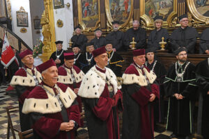Władze PK i społeczność uczelni podczas mszy w bazylice św. Floriana